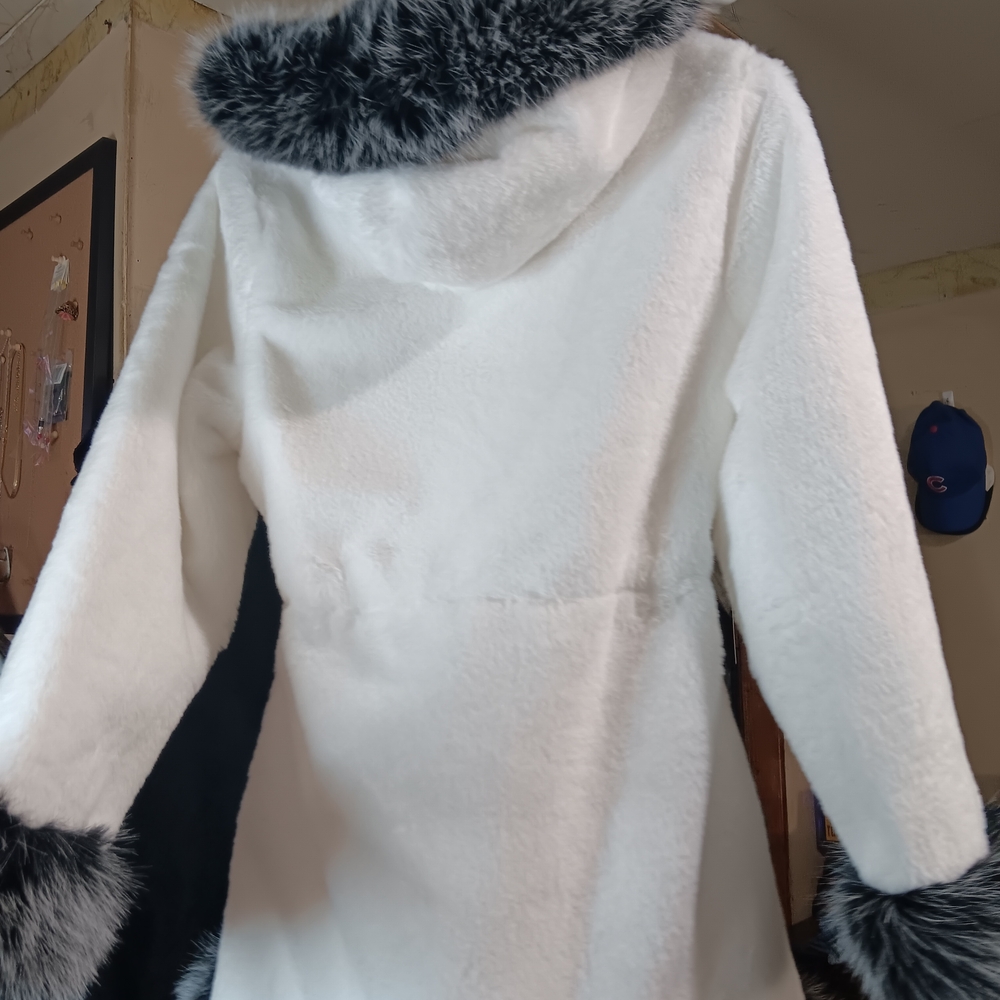 Source Unknown White Teddy Jacket with Black Acce… - image 3